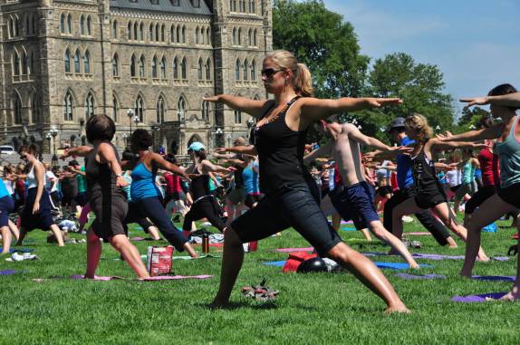 A Ana participa de aula de Ioga em frente ao prédio do Parlamento, em Ottawa, capital do Canadá